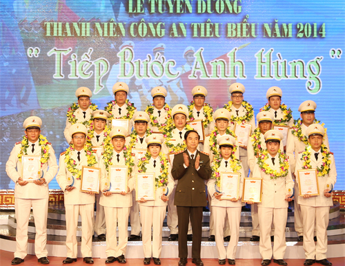 Đại úy Võ Thị Mỹ Nhung - Bí thư Đoàn Thanh niên Công an Tiền Giang (hàng thứ nhất, người thứ tư từ trái sang) tại lễ tuyên dương “Thanh niên Công an tiêu biểu” lần thứ V năm 2014.